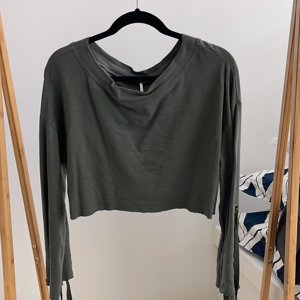 FREE PEOPLE Cropped Sweatshirt